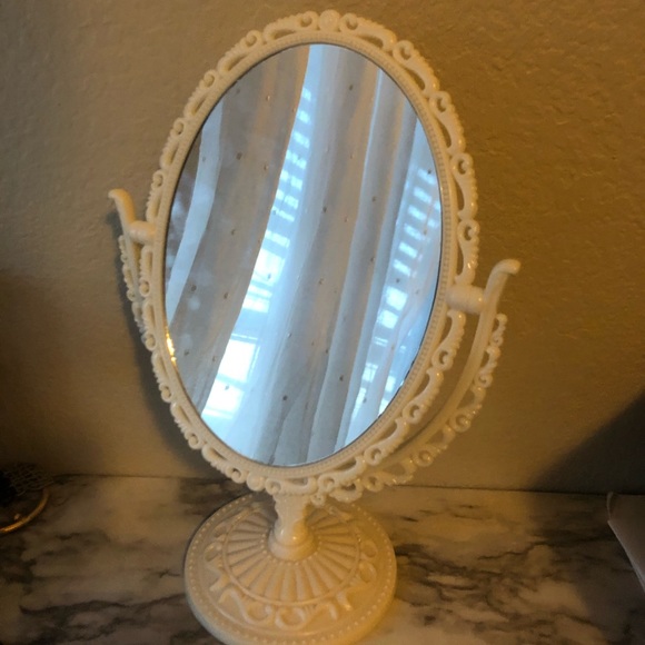 Princess Victorian Vanity Mirror Swivel Zoom 2X - Picture 5 of 6